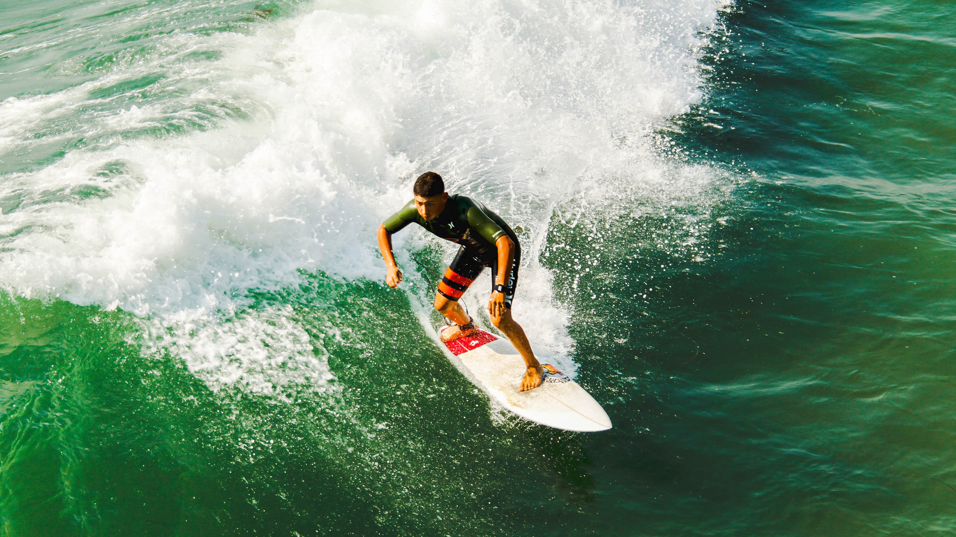 开云体育移动版-C罗在训练营教孩子如何罚点球，耐心成典范