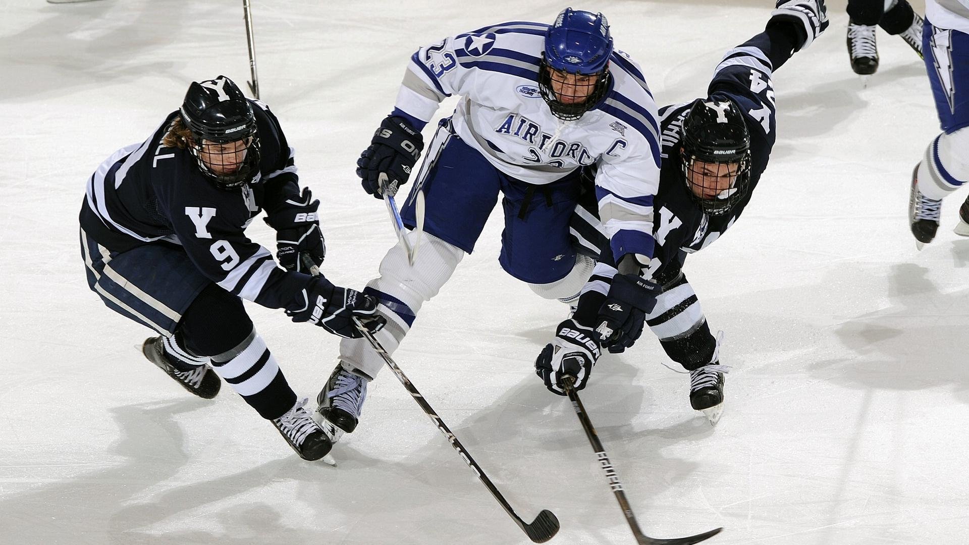 C罗在训练营教孩子如何罚点球,耐心成典范